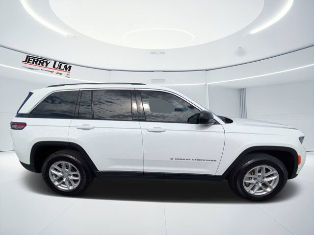 Used 2023 Jeep Grand Cherokee Laredo w/ Luxury Tech Group I AWD/4WD image 2