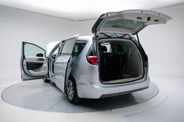 Used 2024 Chrysler Pacifica Touring-L image 21
