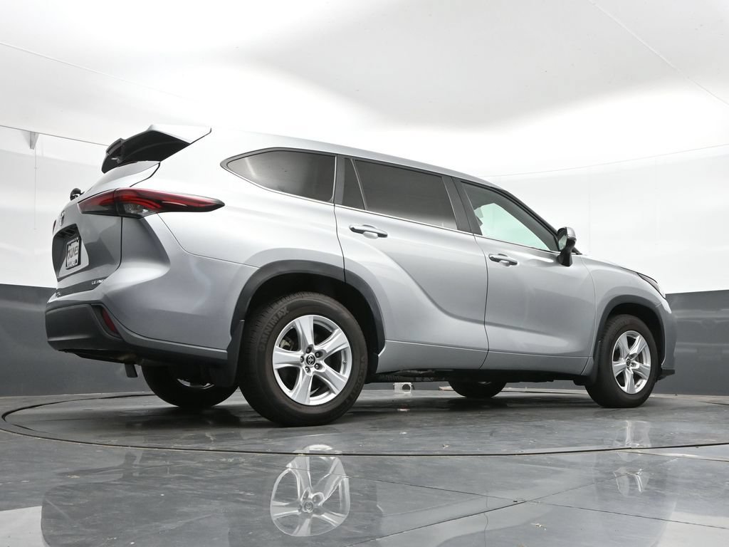 Used 2024 Toyota Highlander LE AWD/4WD image 40
