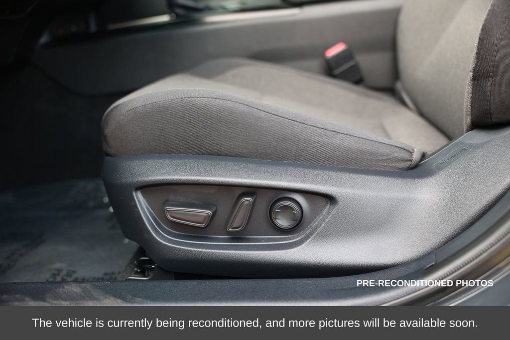 Used 2025 Toyota Camry LE w/ Convenience Package image 18