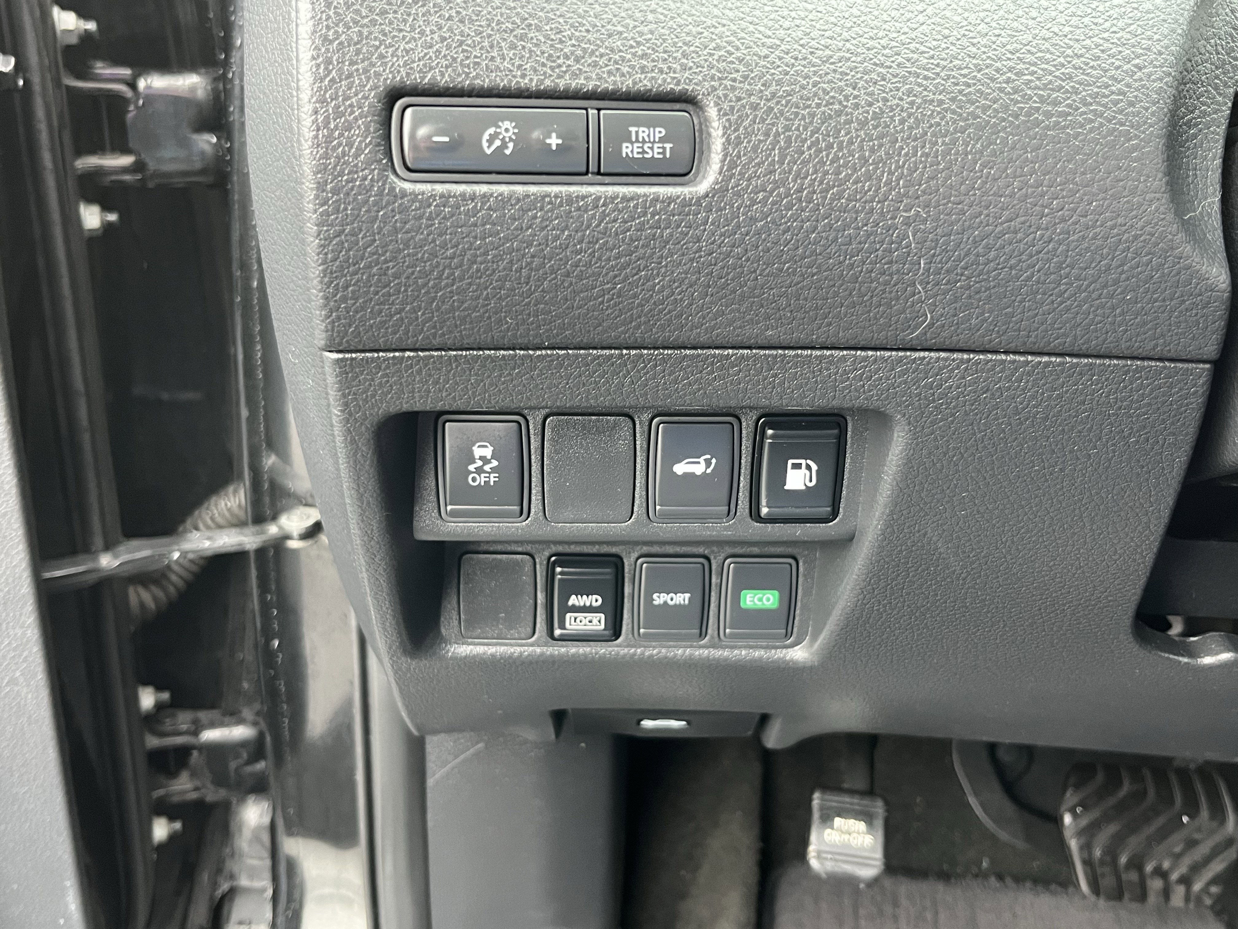 Used 2018 Nissan Rogue SV image 23