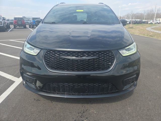 Used 2023 Chrysler Pacifica Limited w/ Uconnect Theater Family Group image 3