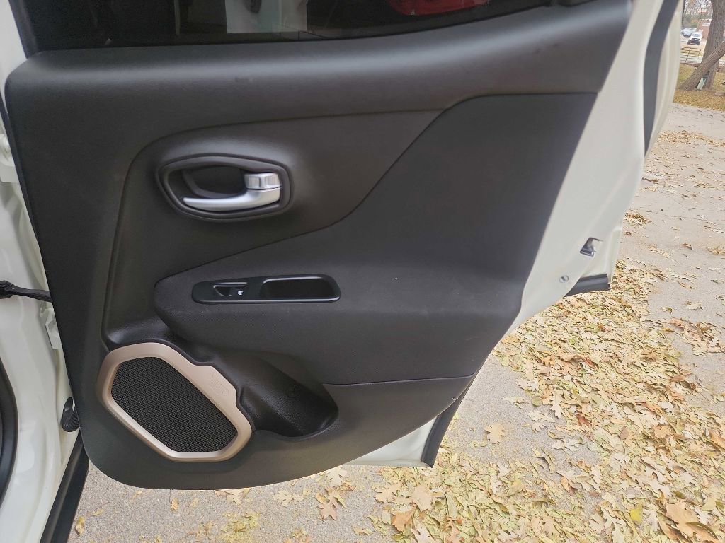 Used 2017 Jeep Renegade Latitude image 34