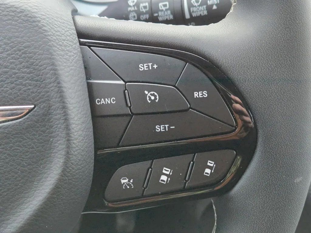 Used 2025 Chrysler Pacifica Limited FWD image 16