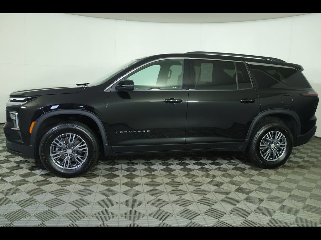 Used 2025 Chevrolet Traverse LT image 17