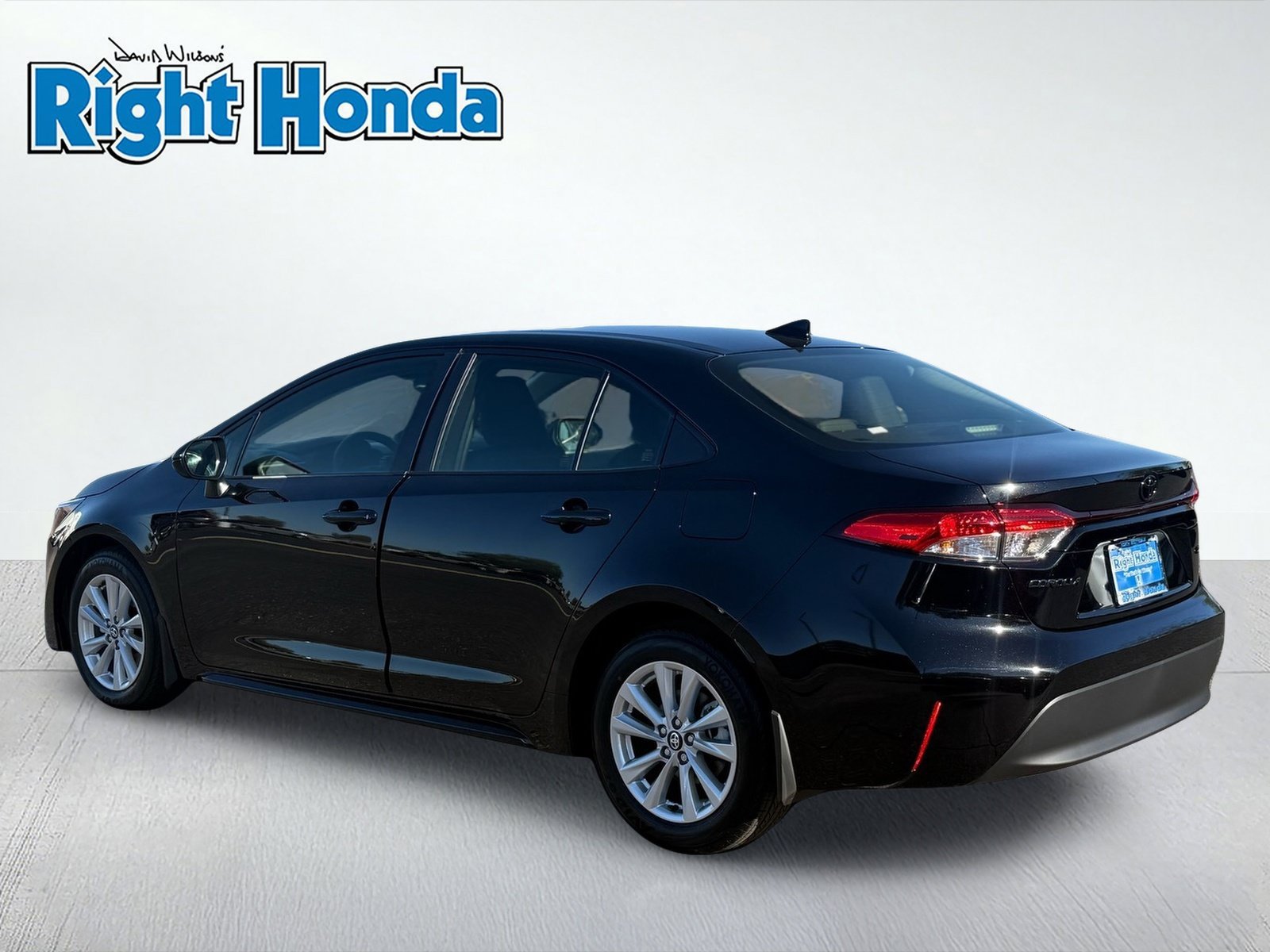 Used 2027 Toyota Corolla LE w/ LE Premium Package FWD image 4