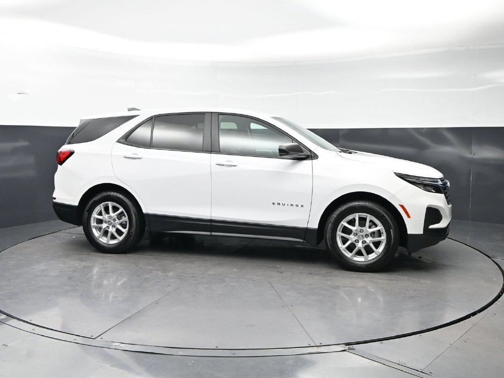 Used 2024 Chevrolet Equinox LS w/ LS Convenience Package FWD image 3