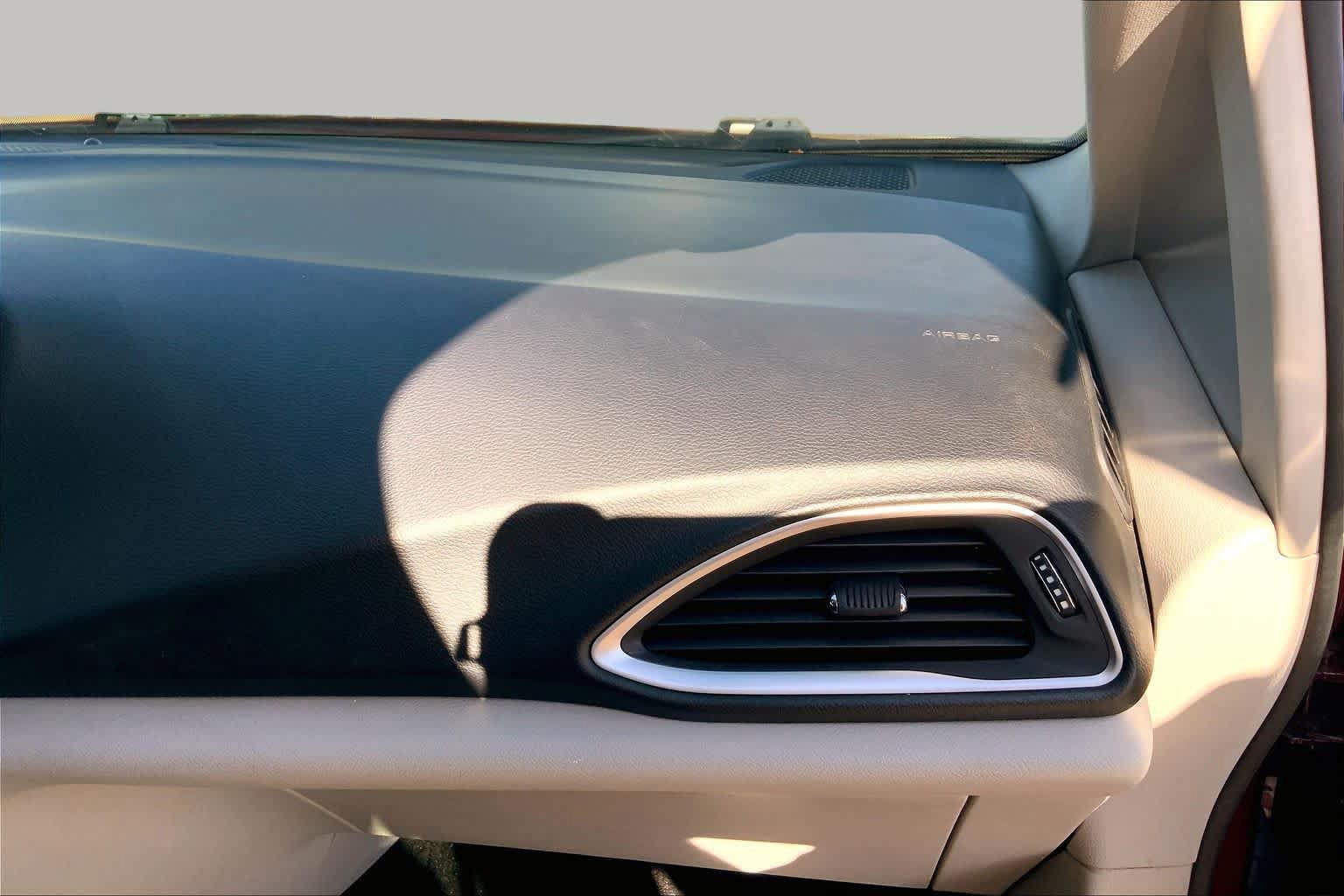 Used 2018 Chrysler Pacifica Touring Plus FWD image 19