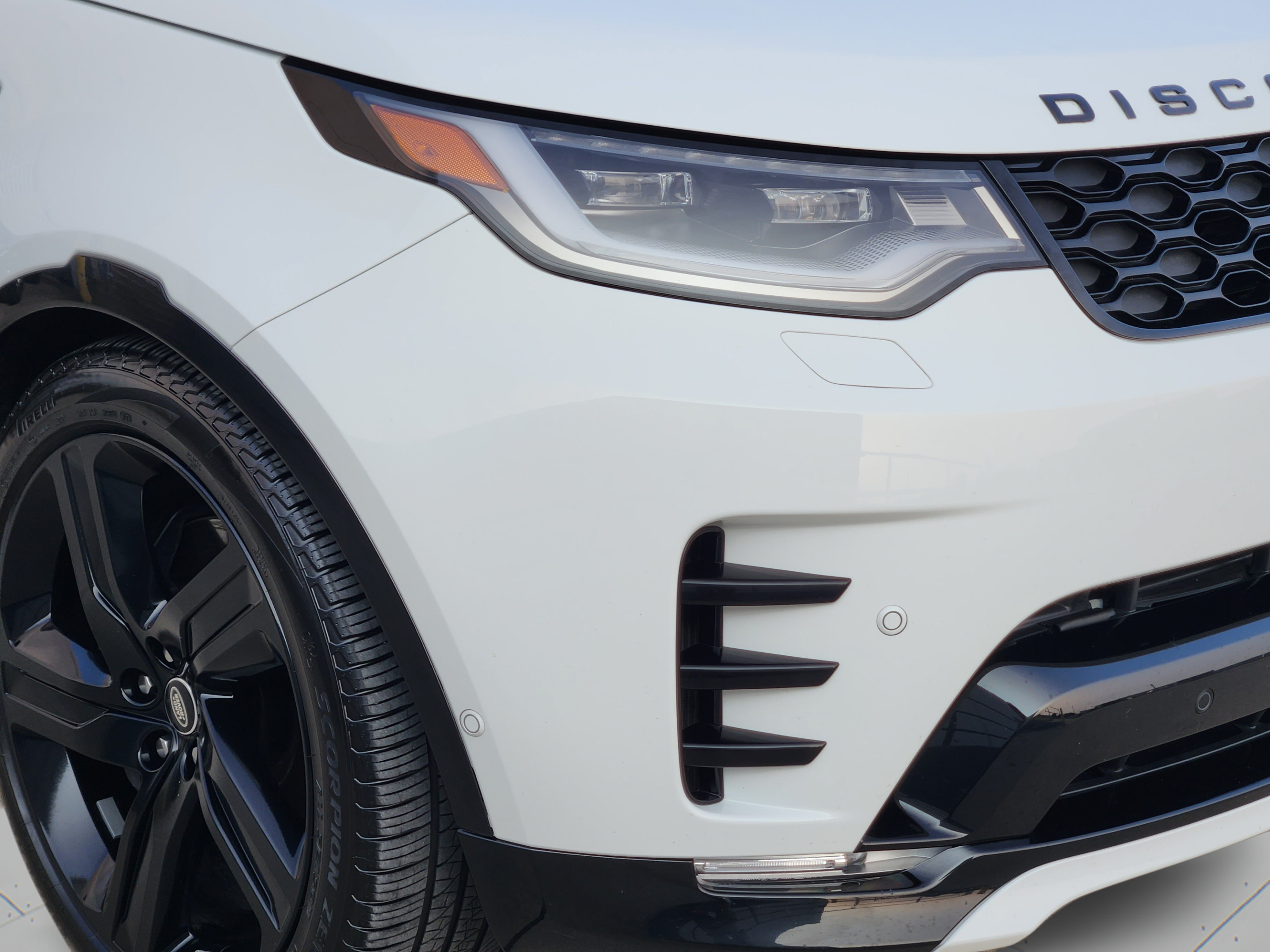 Certified 2025 Land Rover Discovery Dynamic SE AWD/4WD image 32