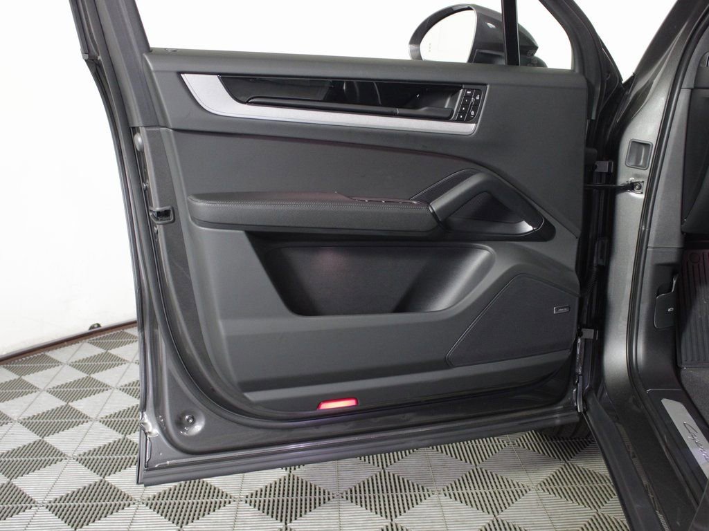 Certified 2025 Porsche Cayenne AWD/4WD image 15