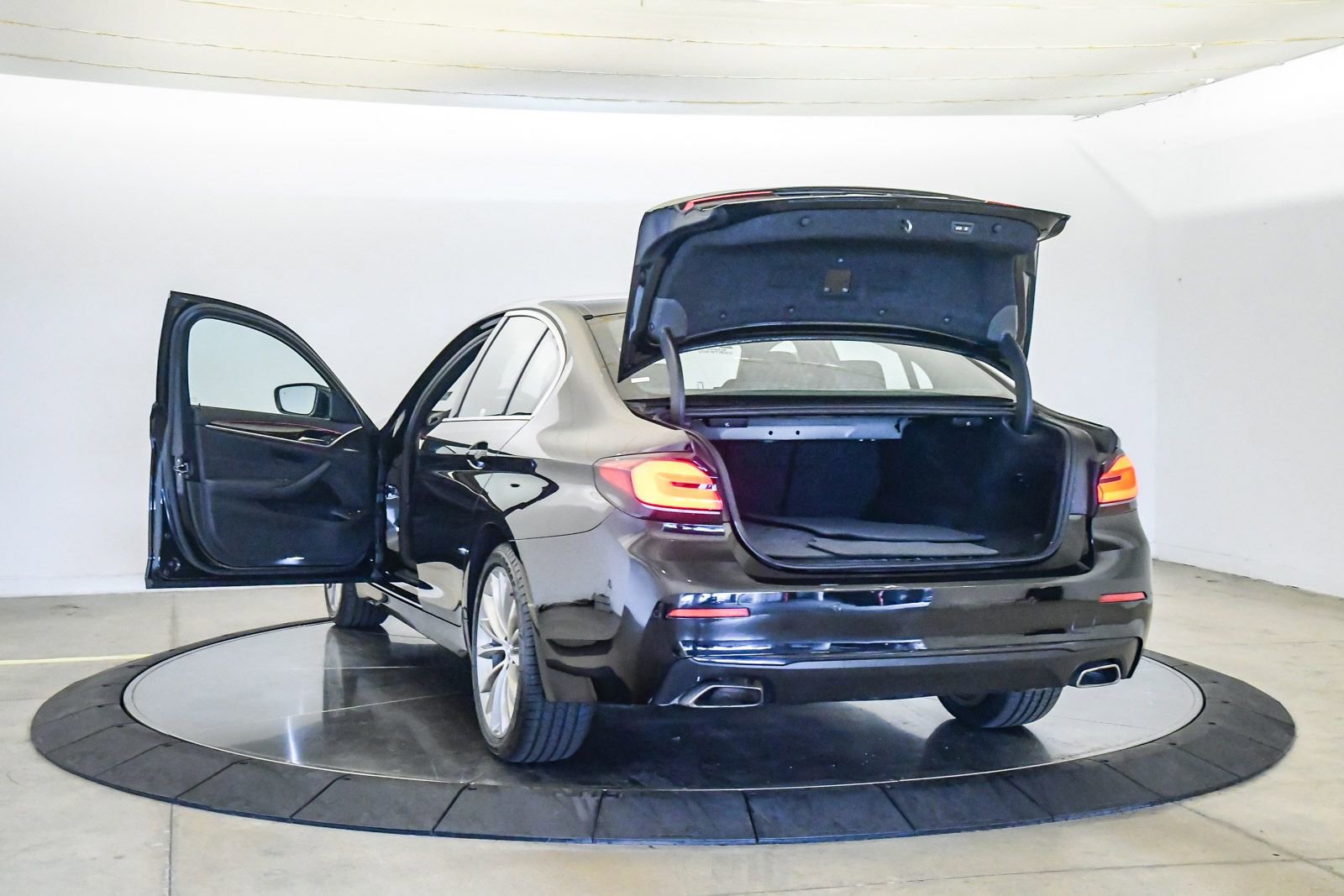 Certified 2023 BMW 530e w/ Convenience Package image 26