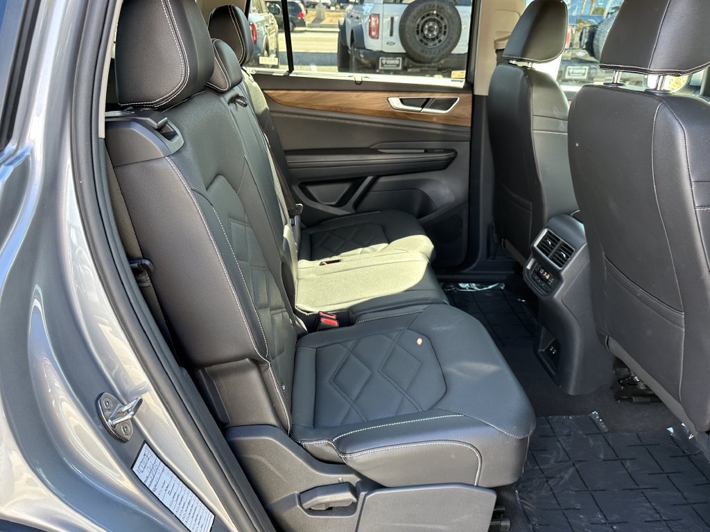 Used 2025 Volkswagen Atlas SE FWD image 18