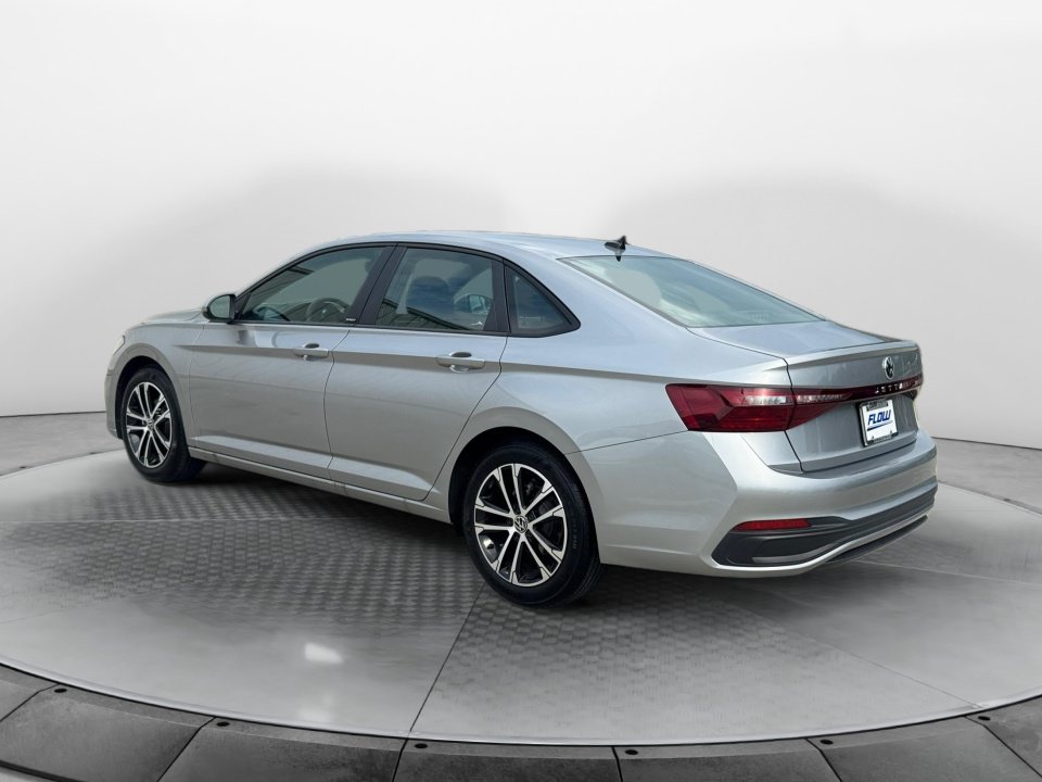 Used 2026 Volkswagen Jetta Sport FWD image 5