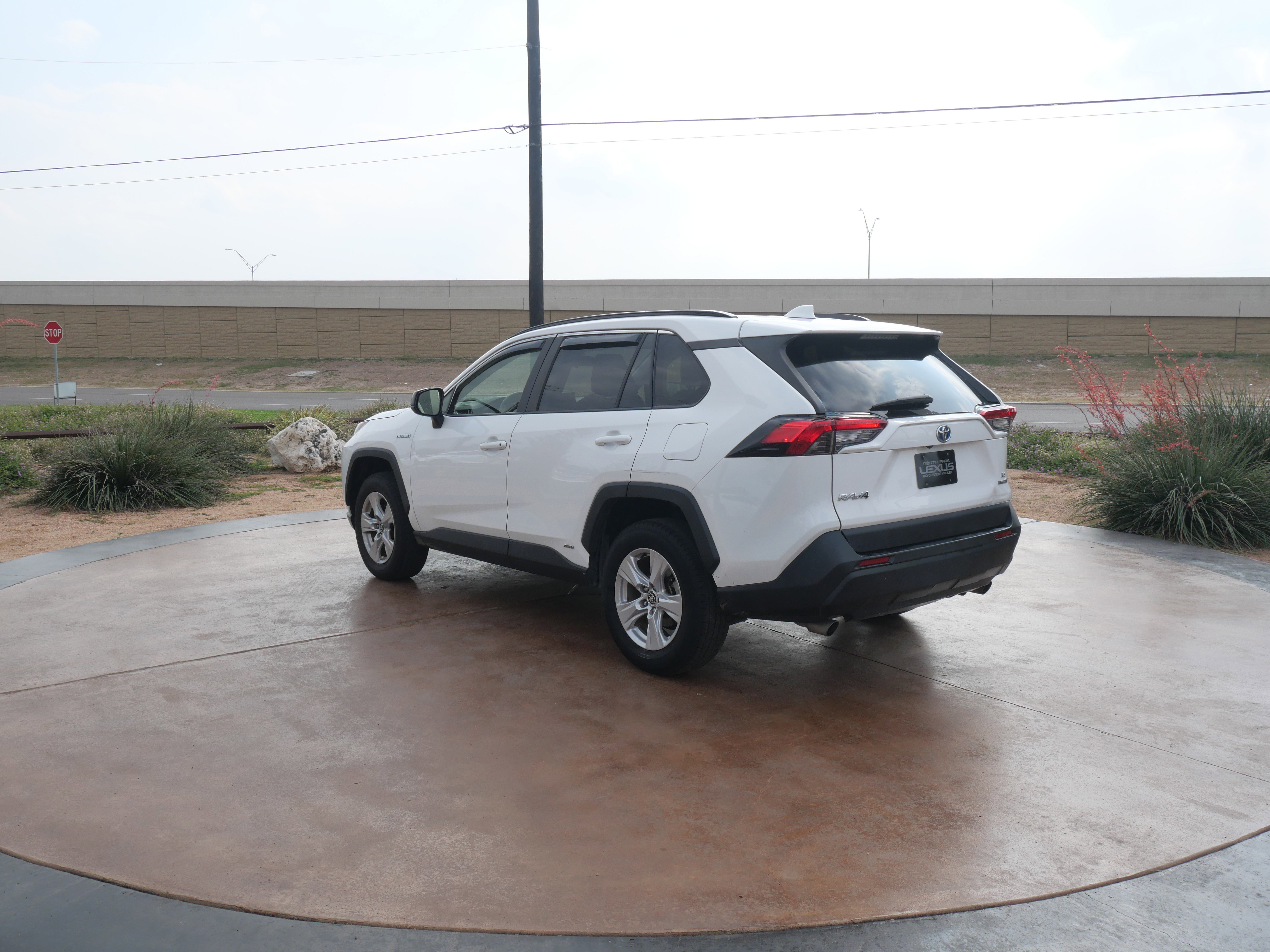Used 2021 Toyota RAV4 LE image 4