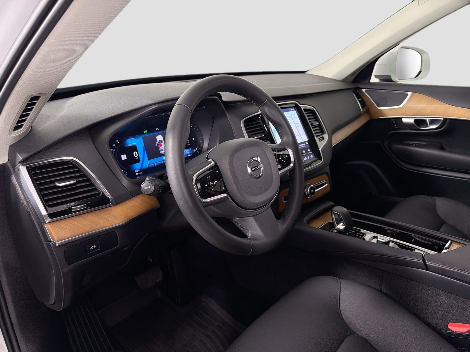 Certified 2024 Volvo XC90 B5 Plus w/ Protection Package Premier AWD/4WD image 10