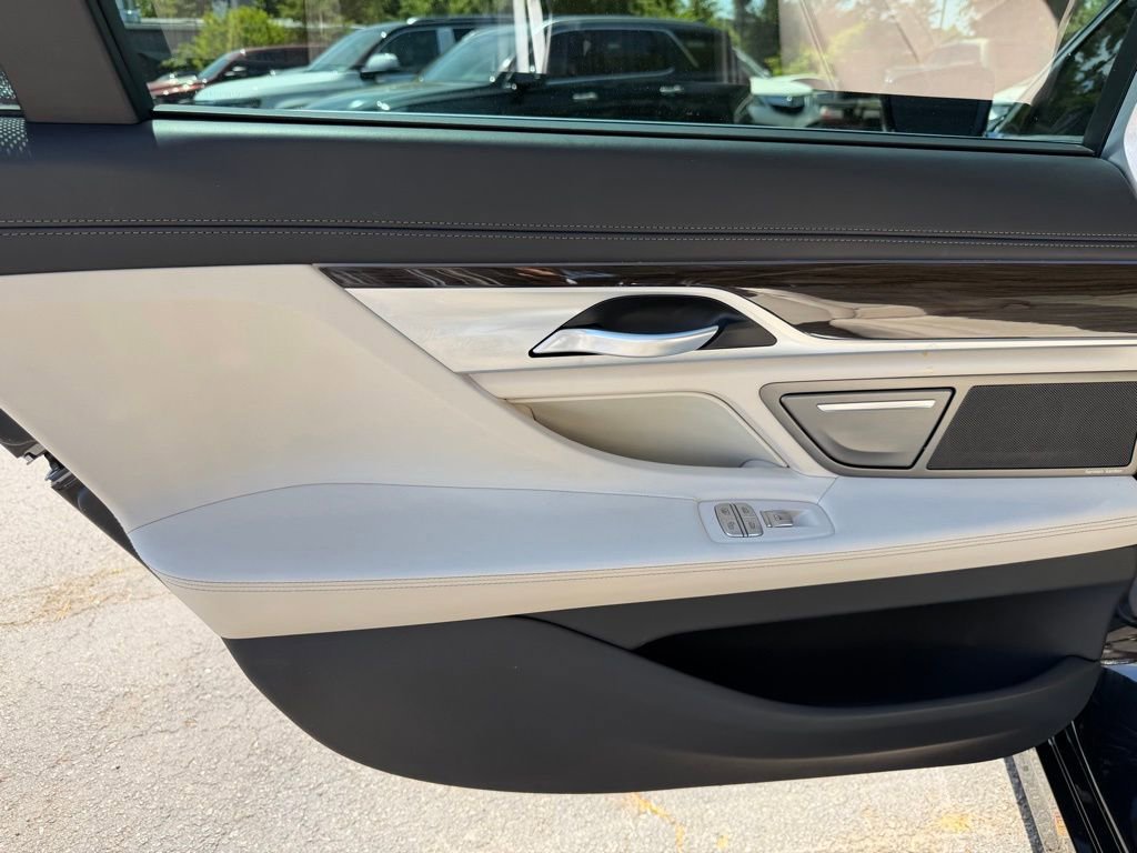 Used 2021 BMW 740i w/ Premium Package RWD image 31