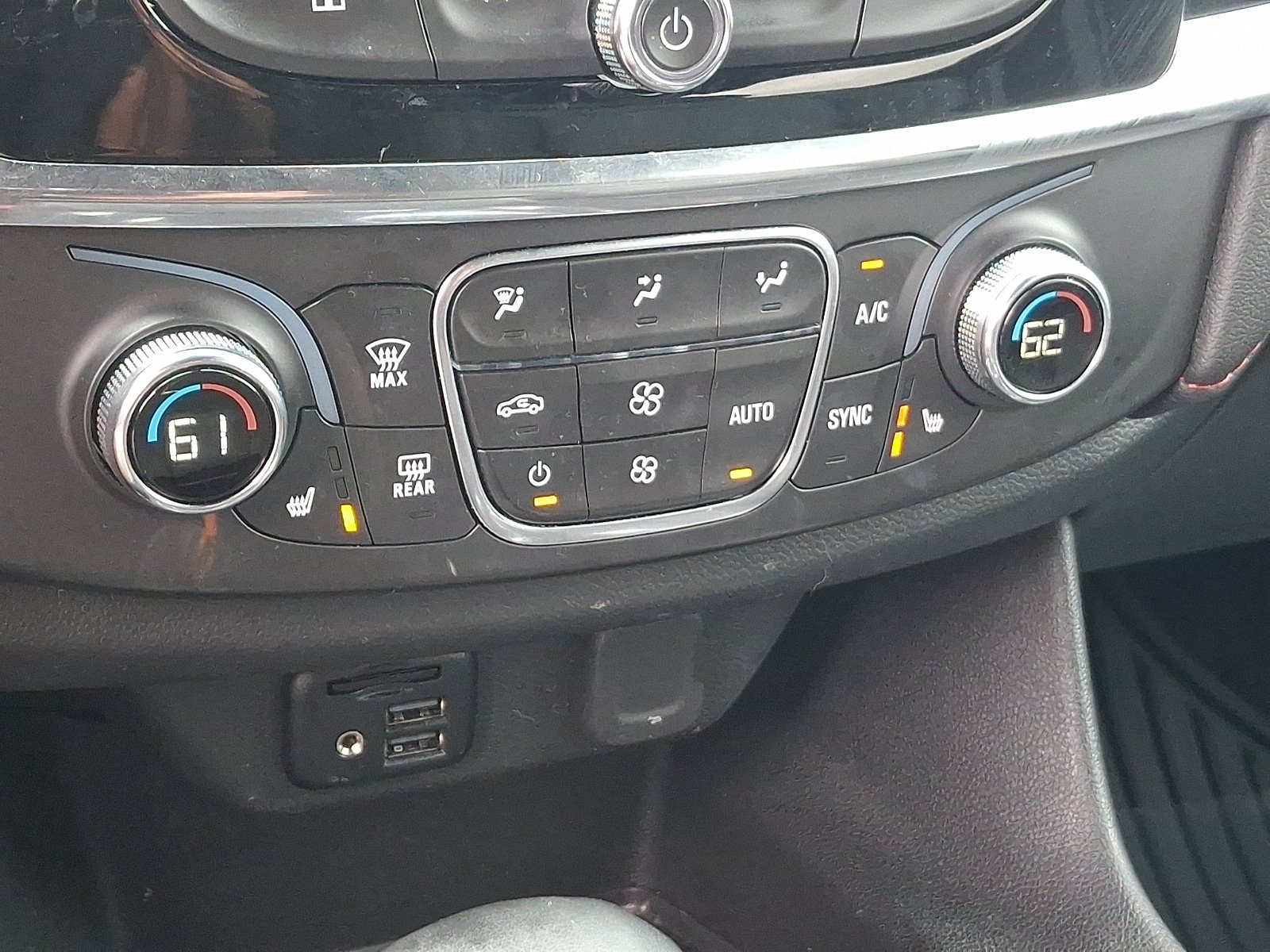 Used 2023 Chevrolet Traverse RS AWD/4WD image 16