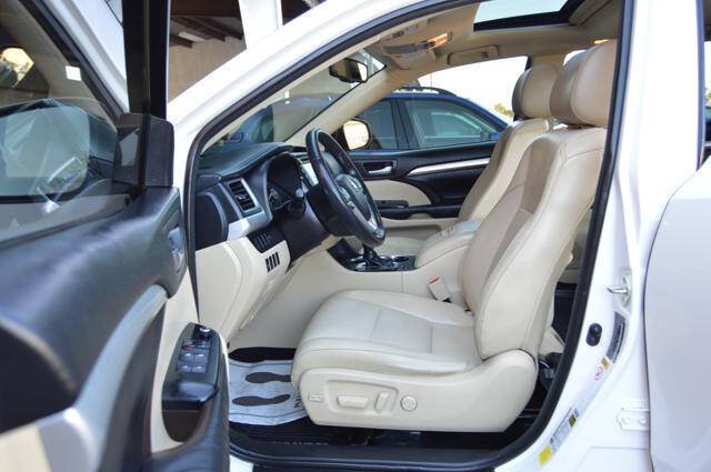 Used 2015 Toyota Highlander XLE FWD image 48