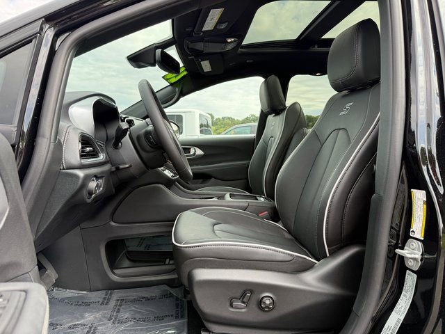 New 2026 Chrysler Pacifica Limited w/ S Appearance Package image 4