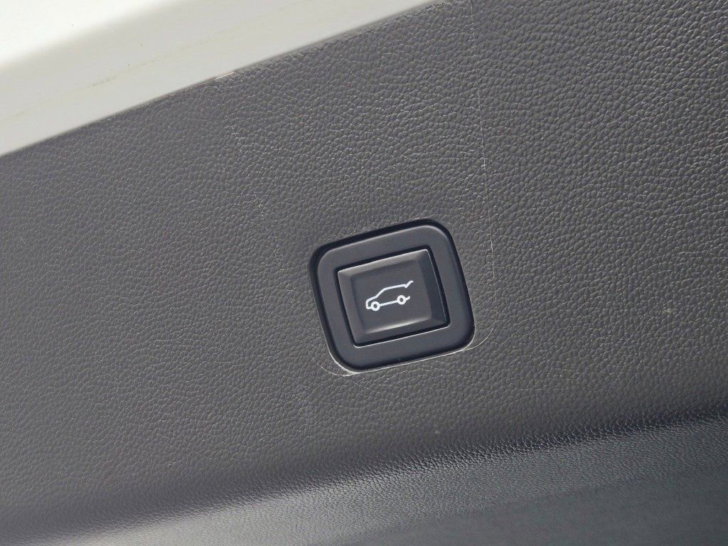 Used 2022 Chevrolet Traverse RS w/ LPO, Floor Liner Package AWD/4WD image 18