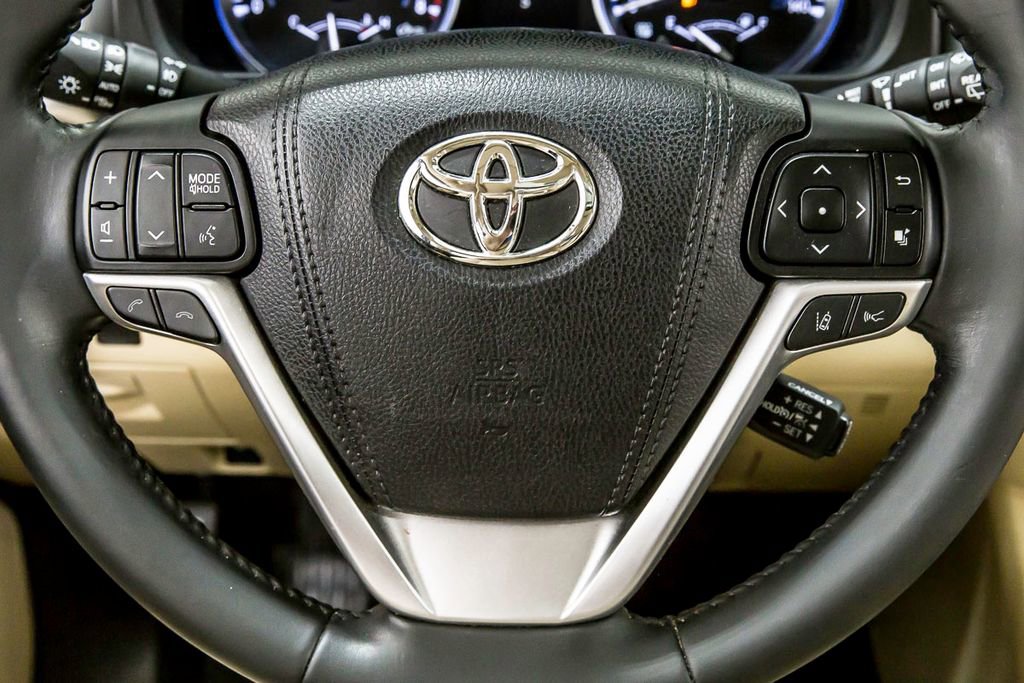 Used 2017 Toyota Highlander Limited FWD image 25