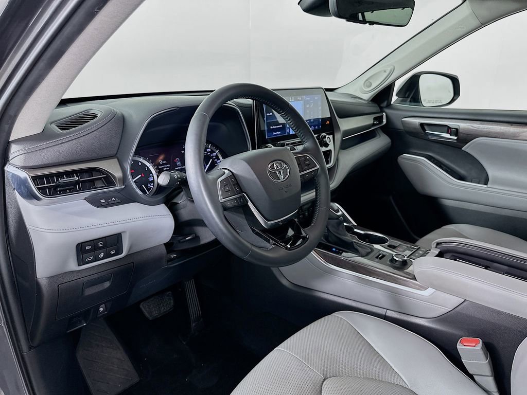 Used 2021 Toyota Highlander Limited image 9