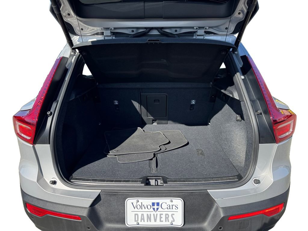 Certified 2025 Volvo XC40 B5 Plus AWD/4WD image 6