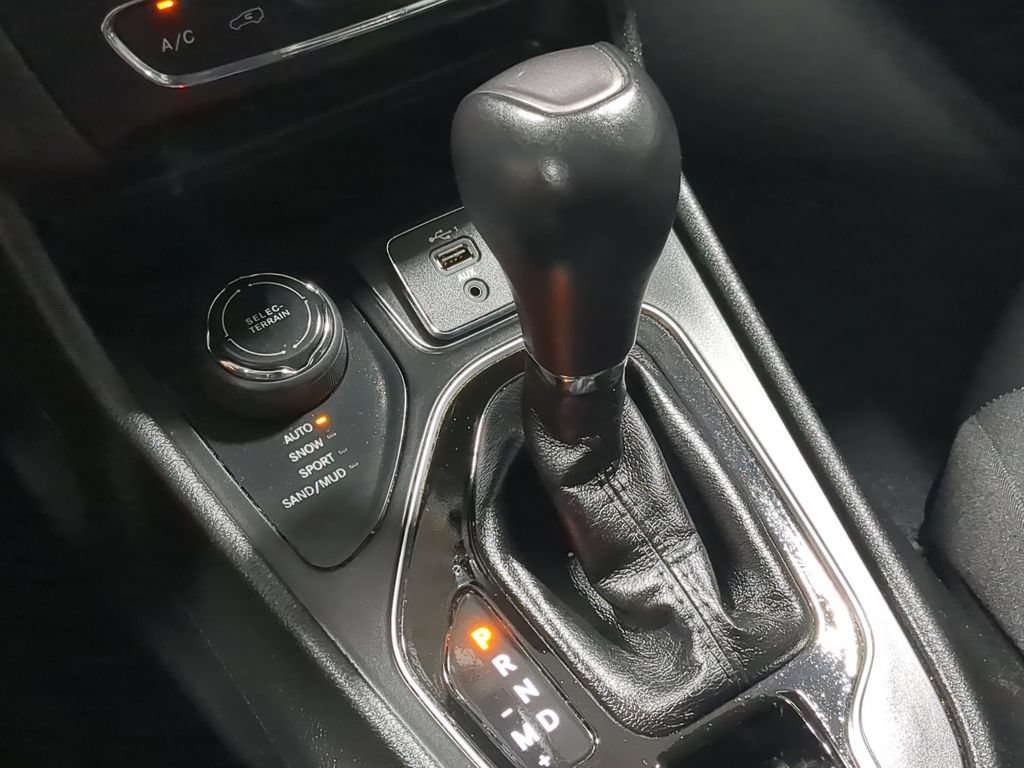 Used 2019 Jeep Cherokee Limited AWD/4WD image 35