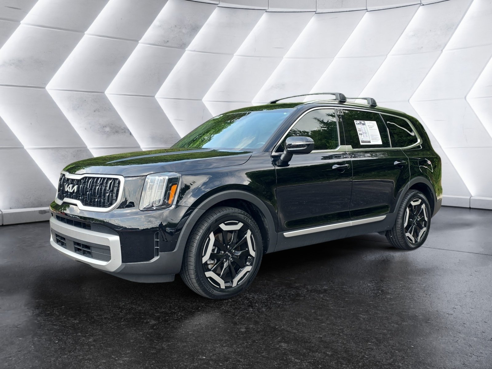 Used 2023 Kia Telluride EX w/ EX Captain's Chair Package AWD/4WD image 1