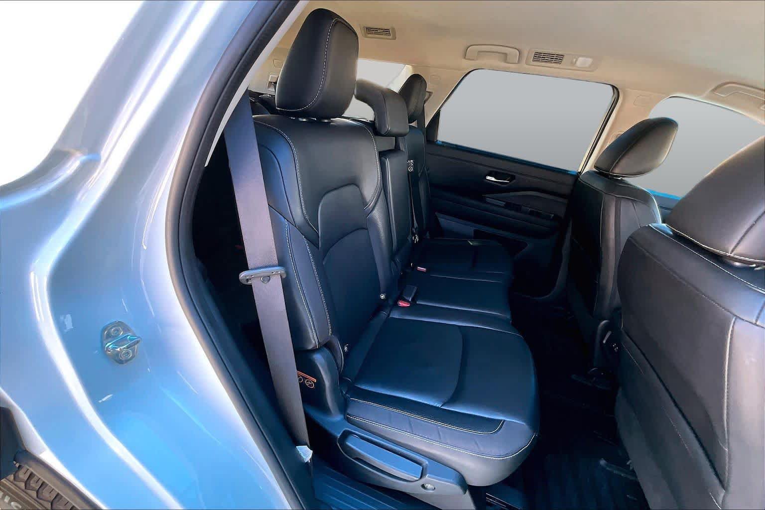 Used 2023 Nissan Pathfinder SL w/ Lighting Package (N92) FWD image 19