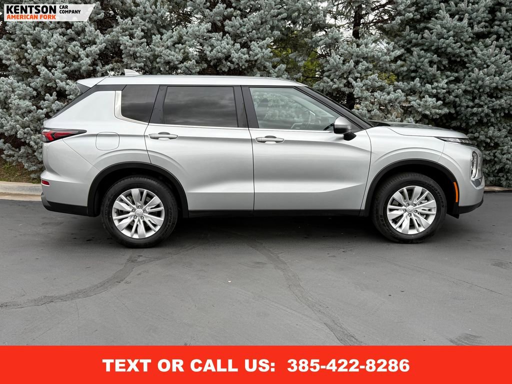 Used 2025 Mitsubishi Outlander ES image 11