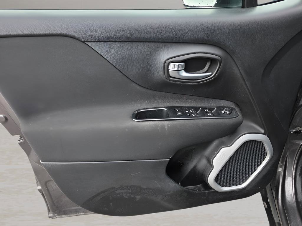 Used 2018 Jeep Renegade Latitude image 17