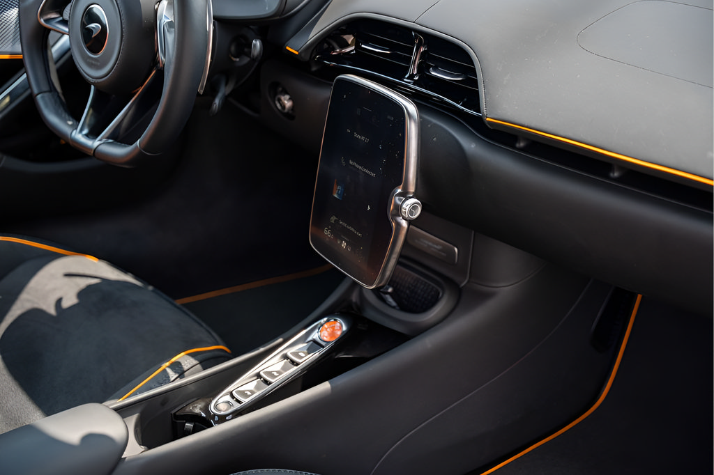 Used 2025 McLaren Artura Spider RWD image 45