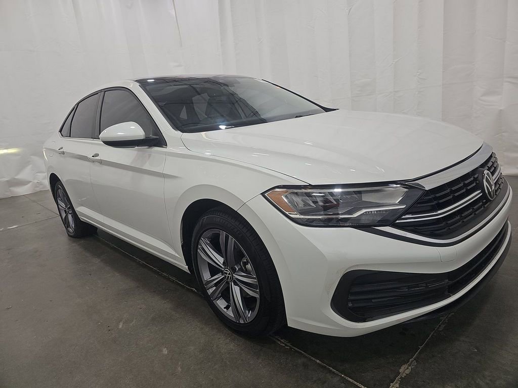 Used 2023 Volkswagen Jetta SE image 3