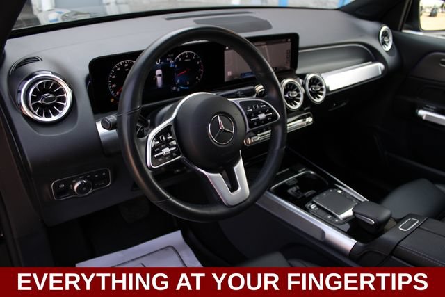 Used 2022 Mercedes-Benz GLB 250 4MATIC w/ Premium Package Lite image 2