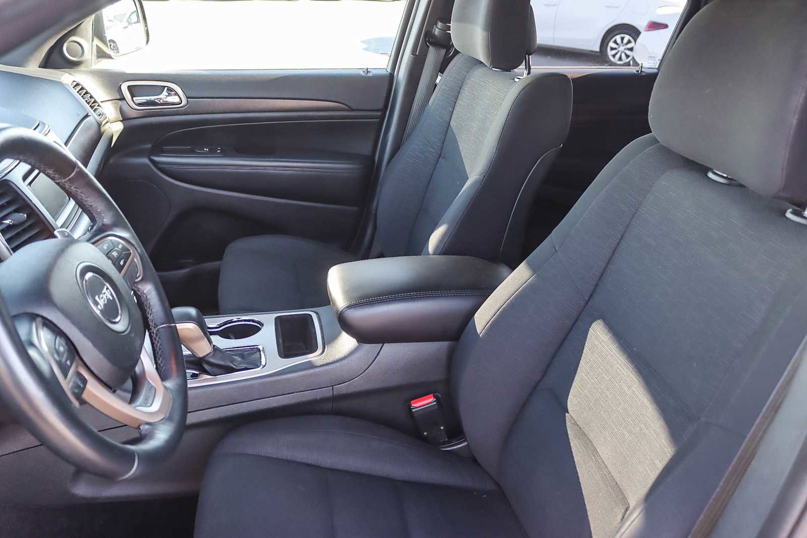 Used 2017 Jeep Grand Cherokee Laredo image 16