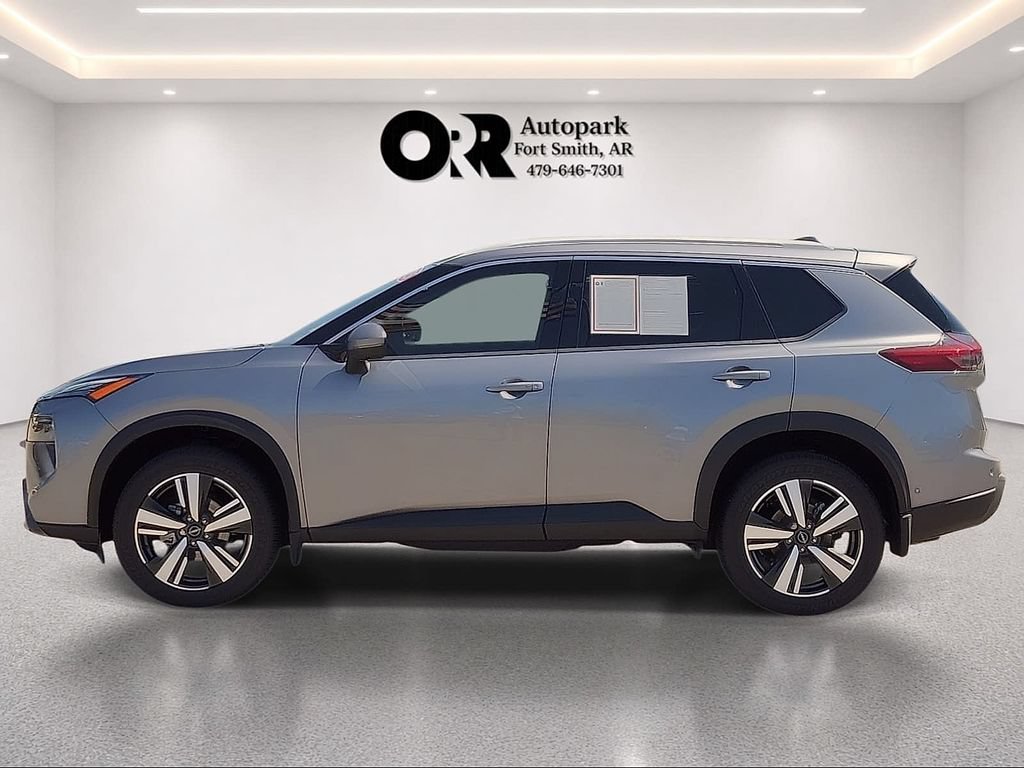 Used 2025 Nissan Rogue SL AWD/4WD image 3