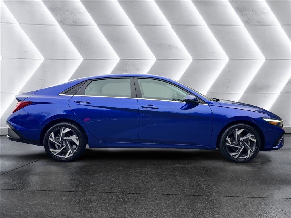 Used 2025 Hyundai Elantra Limited w/ Cargo Package image 6