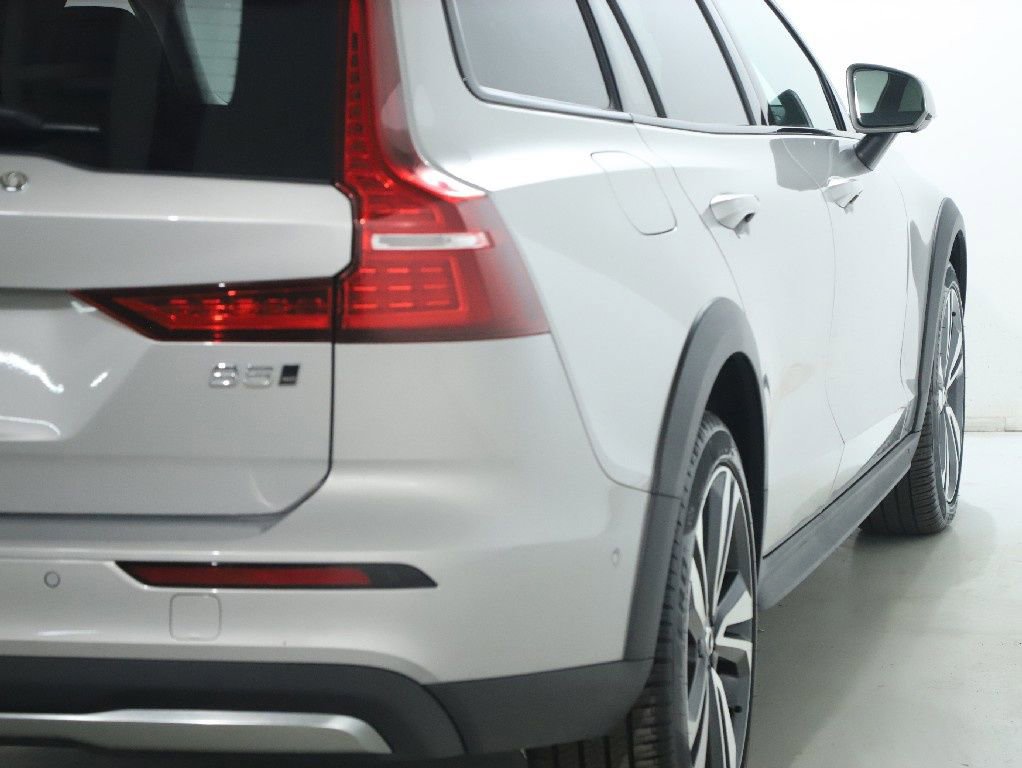 Used 2025 Volvo V60 B5 Cross Country Plus image 47