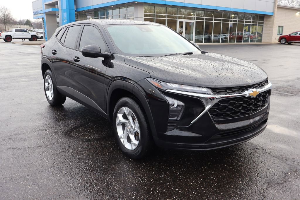 Used 2024 Chevrolet Trax LS w/ LS Convenience Package image 2