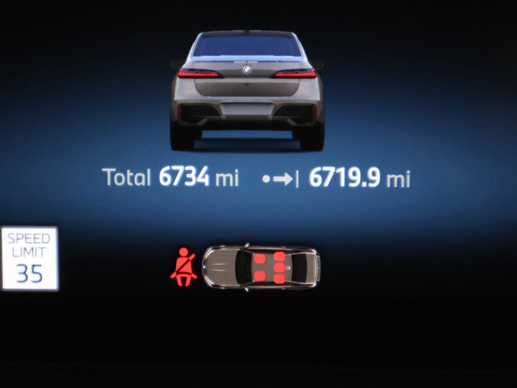 Used 2025 BMW i7 xDrive60 w/ Premium Package image 44