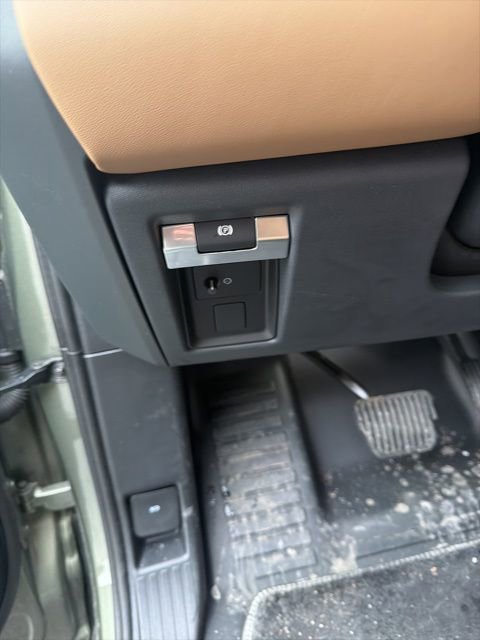 Used 2025 Land Rover Defender 110 X-Dynamic SE image 14