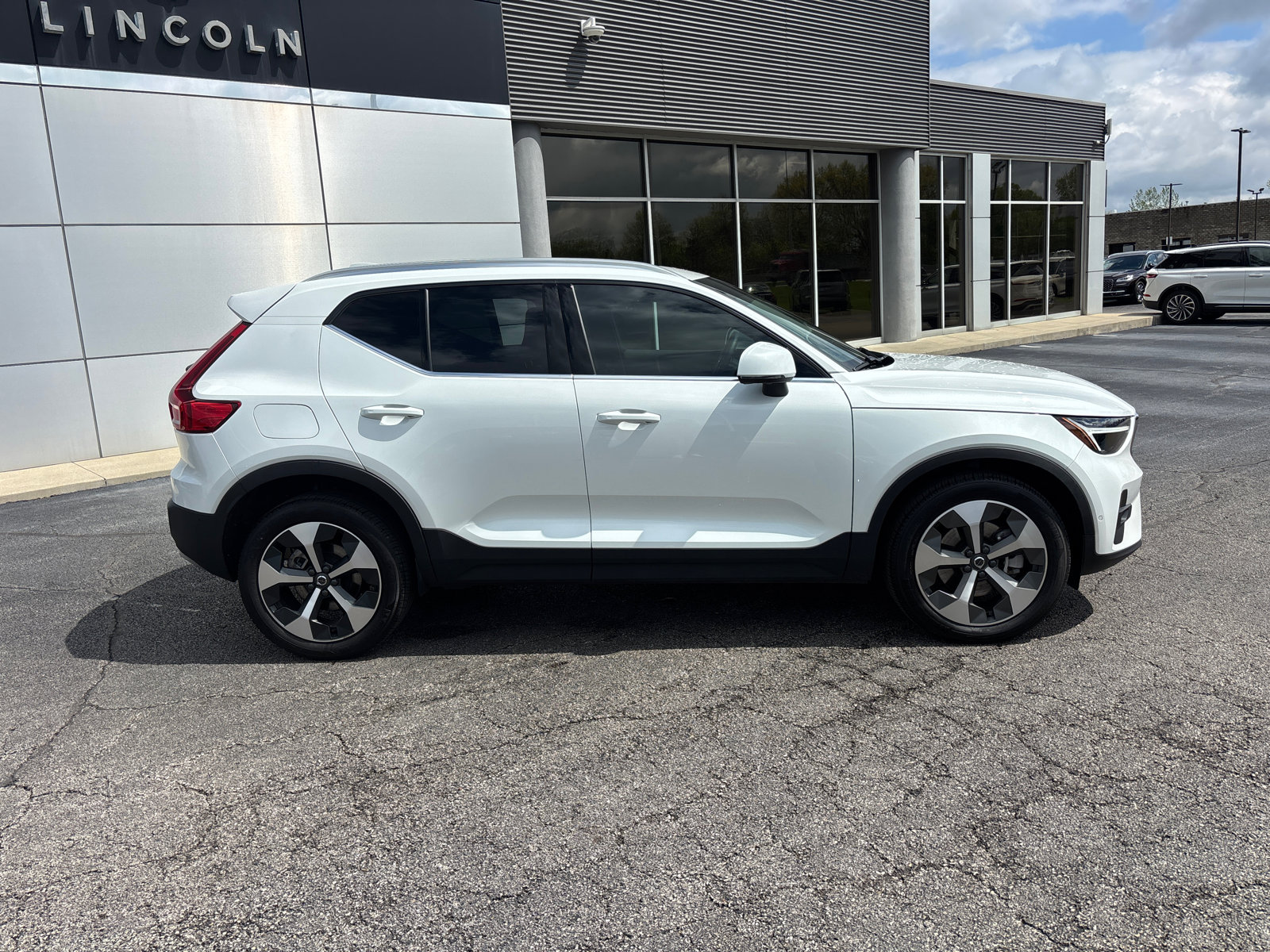Used 2024 Volvo XC40 B5 Plus w/ Climate Package AWD/4WD image 8
