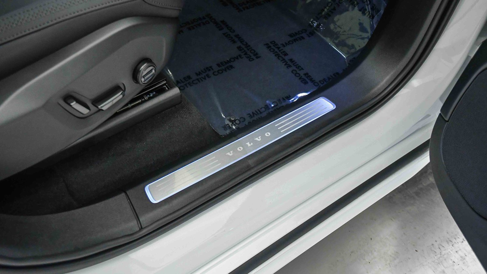 Certified 2025 Volvo XC90 B6 Plus w/ Protection Package Premier image 19