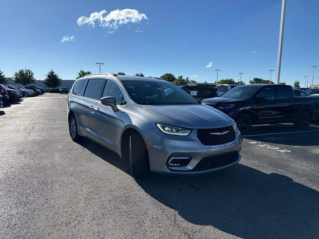 Used 2021 Chrysler Pacifica Touring w/ Uconnect Theater Family Group FWD image 12