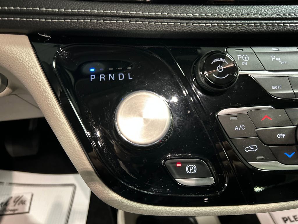 Used 2023 Chrysler Pacifica Touring-L FWD image 19