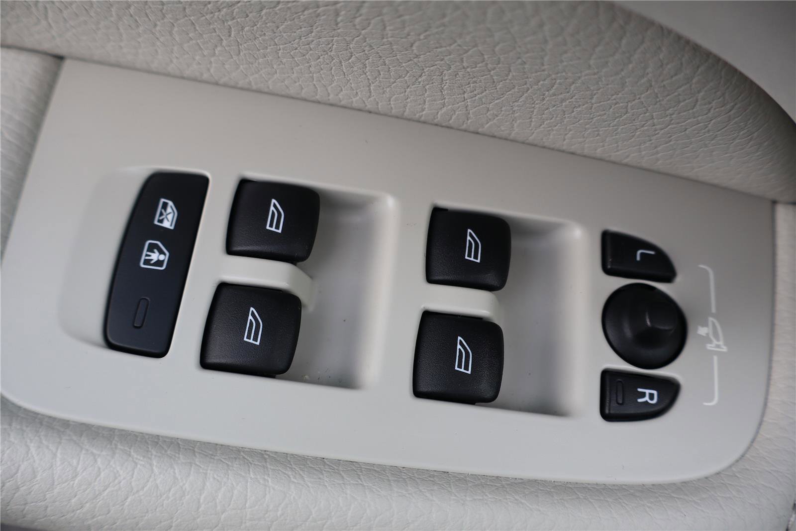 Used 2021 Volvo XC60 T5 Momentum w/ Premium Package image 13