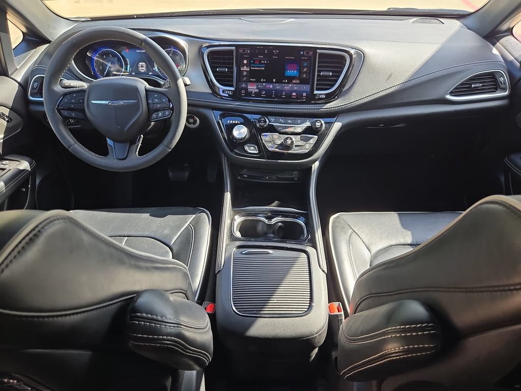 Used 2024 Chrysler Pacifica Limited w/ Uconnect Theater Family Group FWD image 29