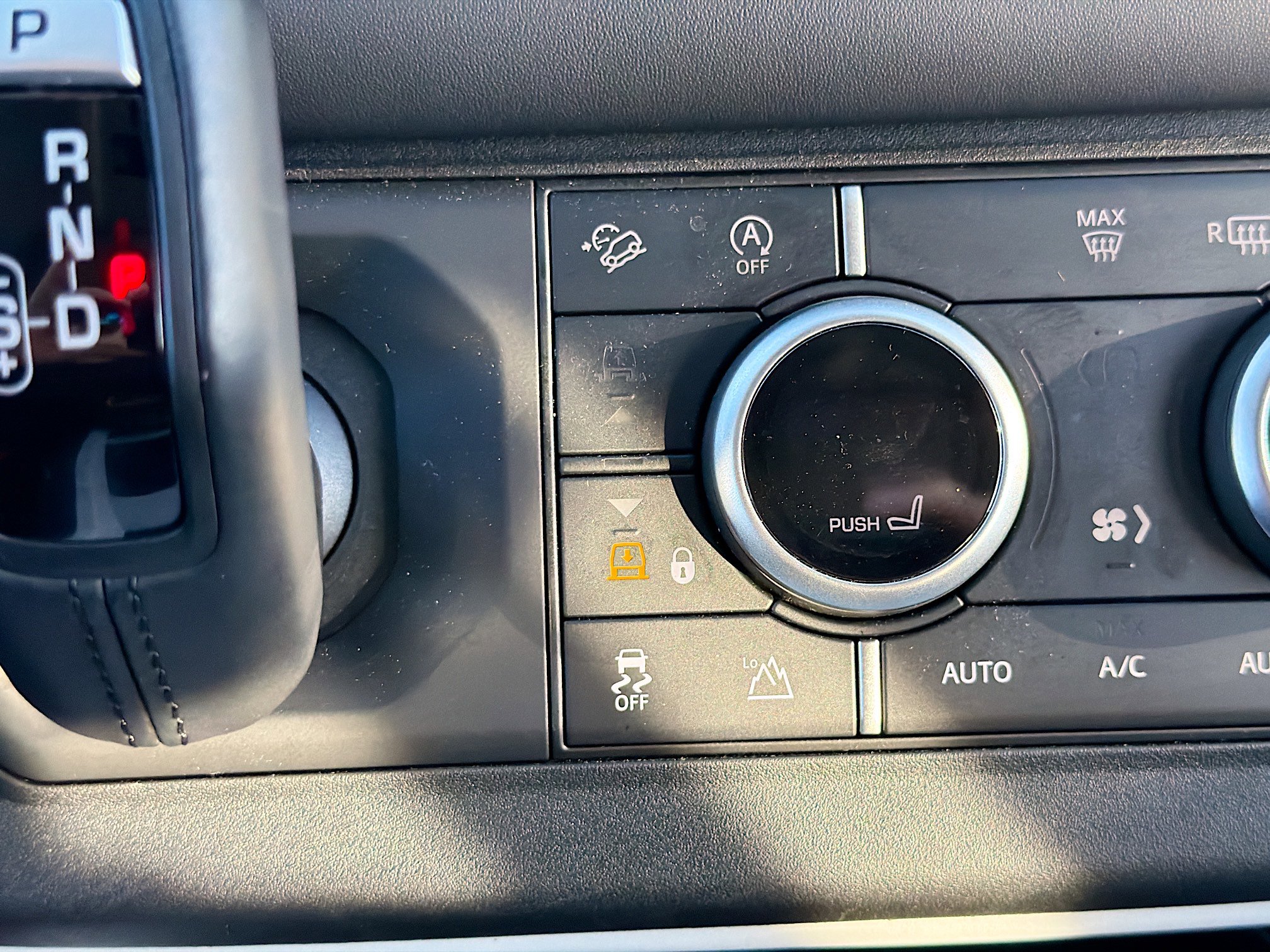 Used 2025 Land Rover Defender 130 S image 31