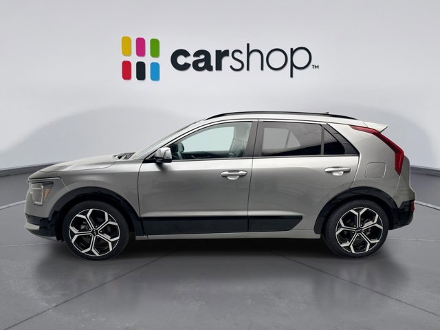Used 2023 Kia Niro SX Touring image 2